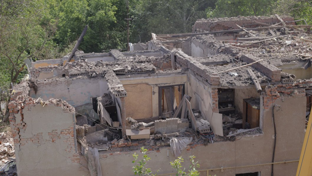 Russian Air Bomb Hits Kharkiv, Killing One and Damaging Homes, Tram Lines and Industry