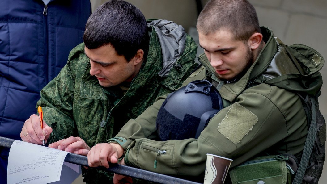 Russian Commander Seizes Soldiers’ Bank Cards to Prevent Desertion, Ukrainian Partisans Say