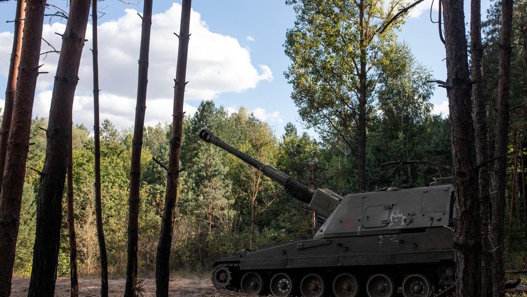 UK Sends Entire AS-90 Howitzer Fleet to Ukraine, Retiring the Iconic Artillery System