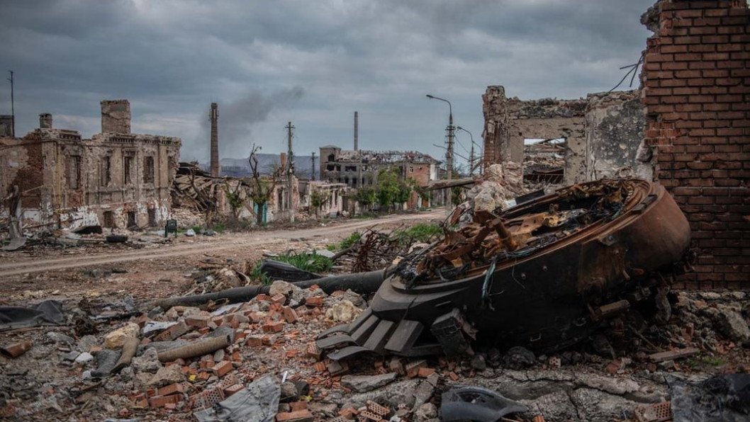 Russian Photographer’s Mariupol Series Shortlisted for Leica Award, Sparking Backlash