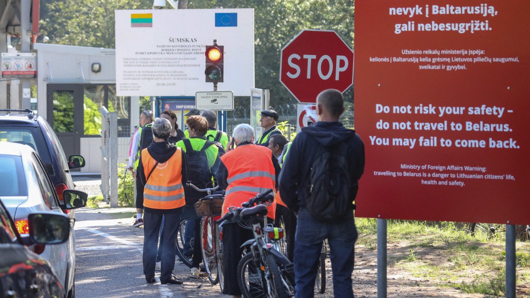 Lituania cerrará su frontera con Bielorrusia y permitirá el uso de la fuerza militar contra incursiones aéreas