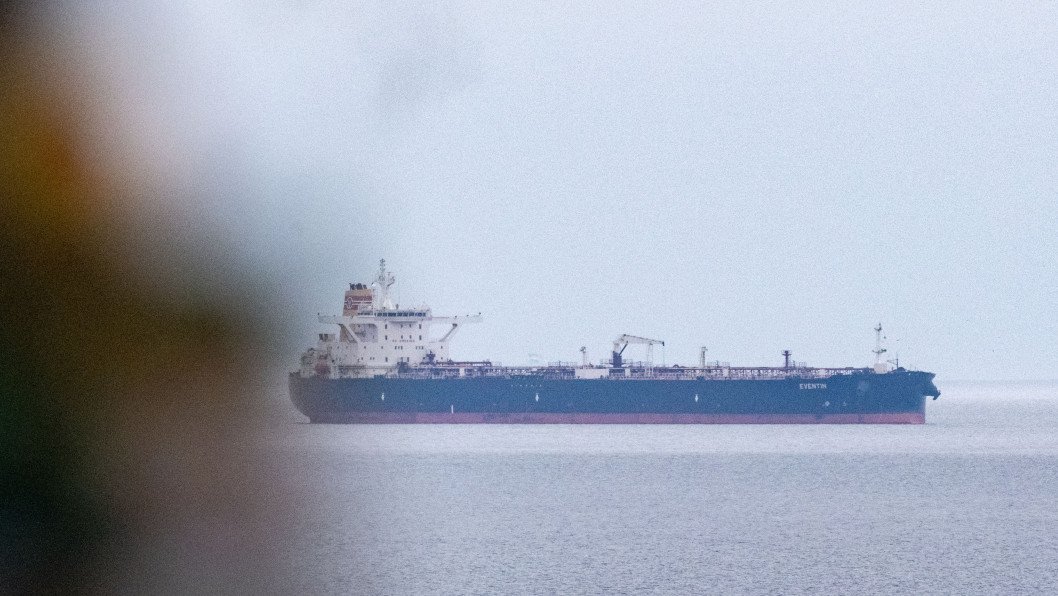 Russia’s Shadow Fleet Now Moves 1 in 6 Oil Shipments Worldwide, NYT Reports