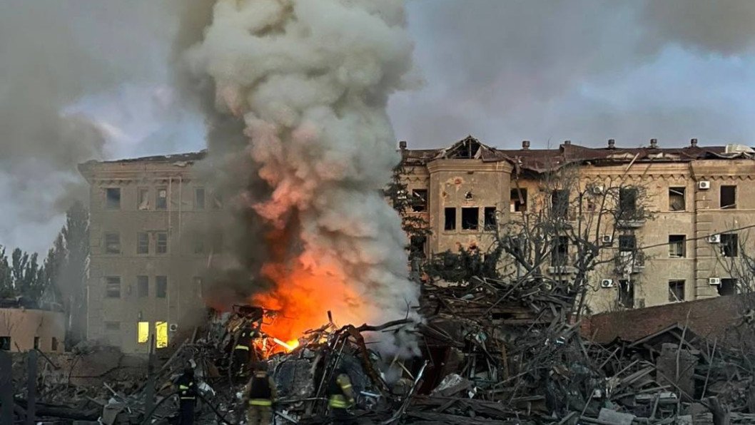 Russia Drops FAB-500 Bomb on Sloviansk, Destroying Part of Apartment Building, Injuring 4
