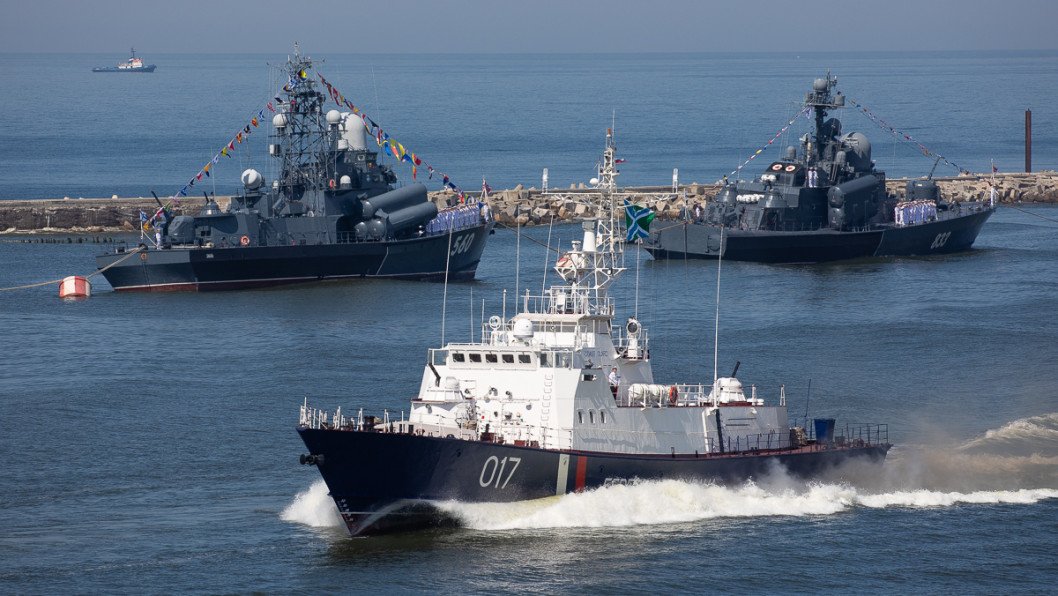 Ukrainian Drone Operators Hunt Down Russian FSB Patrol Ship in the Sea of Azov