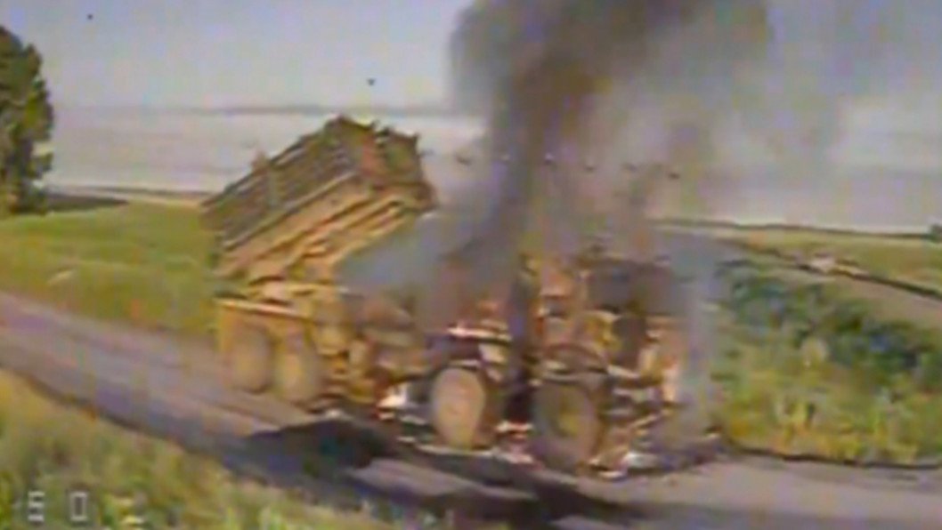 Drones ucranianos cazan y destruyen el raro sistema ruso «Zemledelie» de colocación de minas