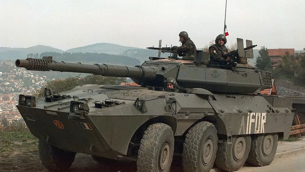 Italy’s Tank-Killer Centauro B1 Rolls Into Frontlines in Ukraine With Air Assault Forces