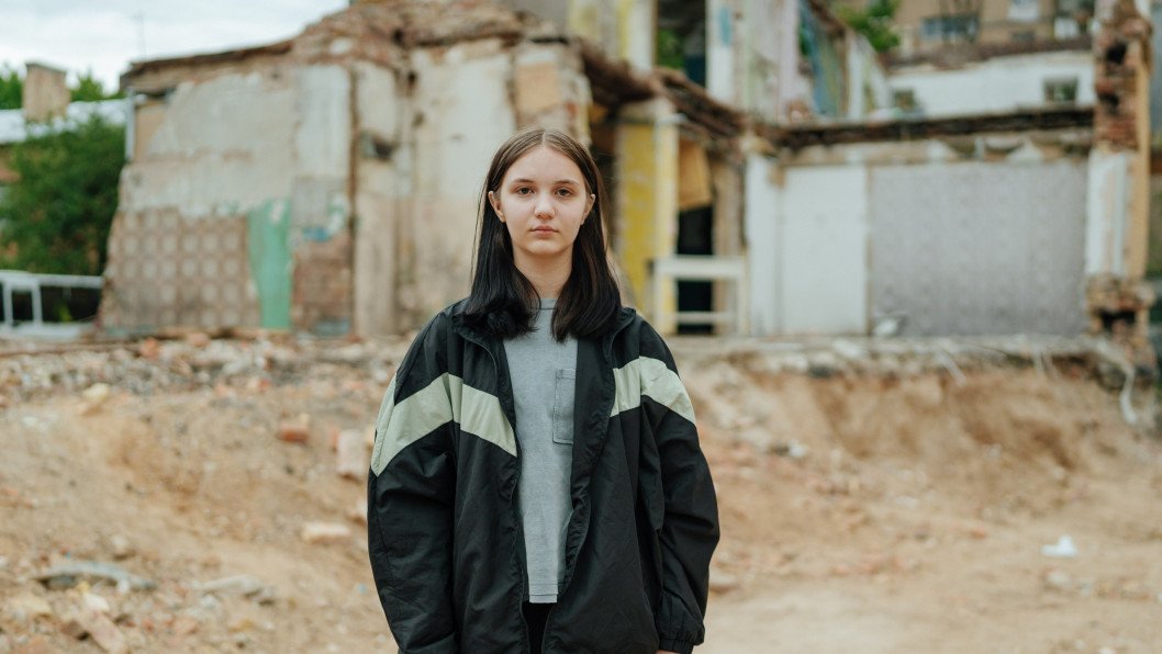 After Losing Family in Russia’s Strike on Kyiv, Teen Girl Vows to Become a Soldier