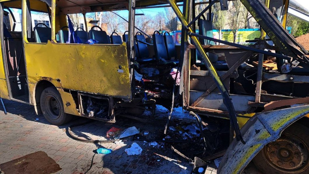 Dron ruso impacta autobús en Nikopol: al menos 4 muertos y 16 heridos en ataque contra civiles