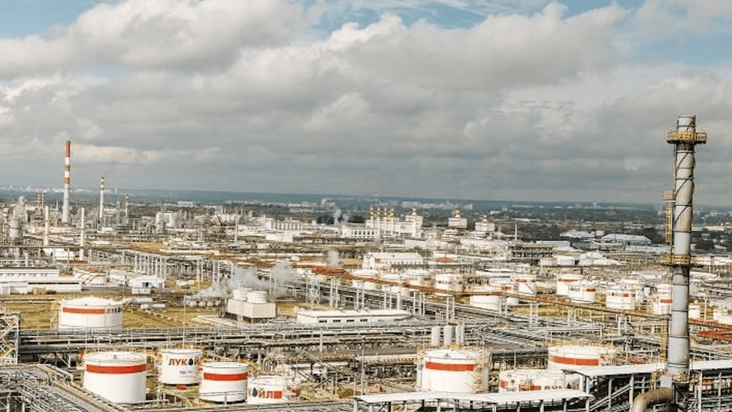 Russia’s Seventh-Largest Refinery Fully Stops Output After Ukrainian Drone Strike