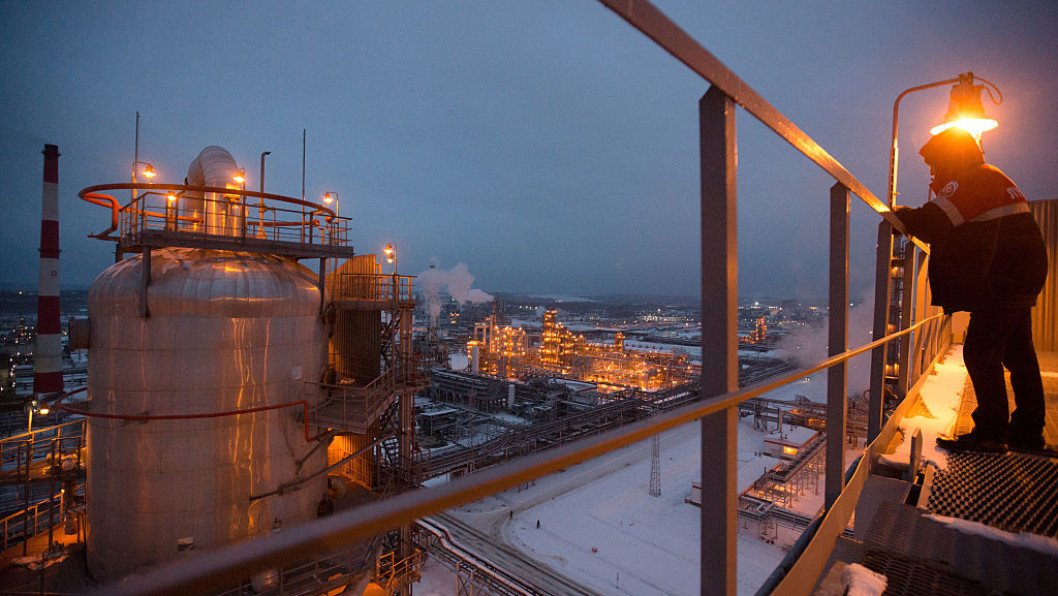Ukrainian Strikes Push Russian Oil Processing to 16 Year Low After Record Month of Drone Attacks