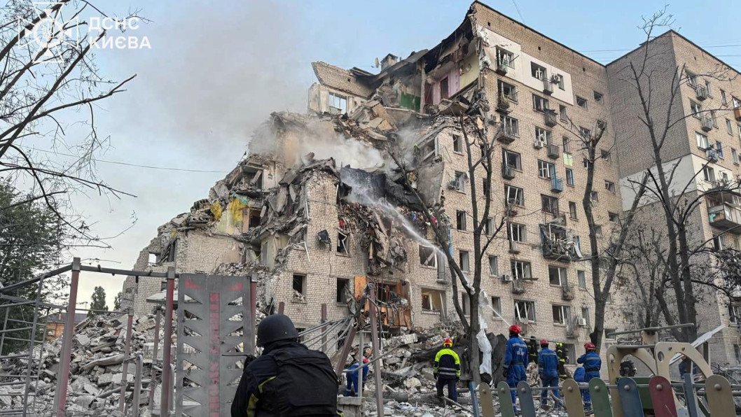 Un ataque balístico ruso en Kyiv deja cinco sanitarios heridos y varios vecinos atrapados
