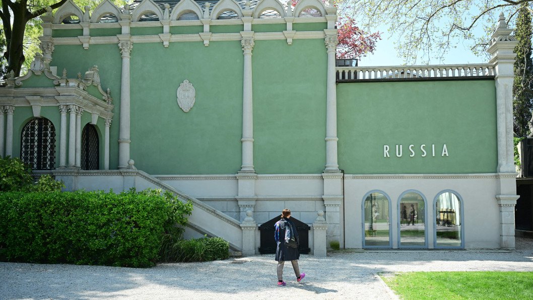 As Russia Bombards Ukraine, the Venice Biennale Welcomes Kremlin-Linked Russians. So Who Are They?