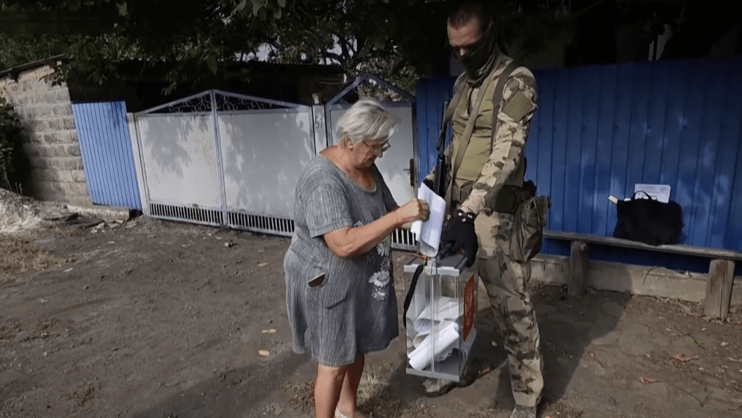 Rusia despliega soldados armados para forzar el voto anticipado en la región ocupada de Donetsk