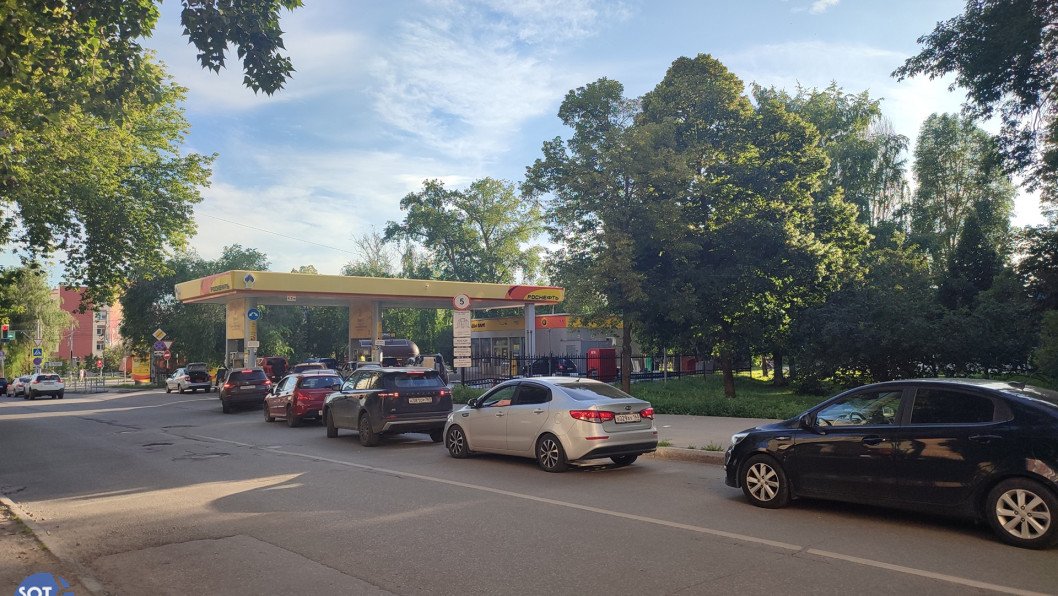 Los rusos buscan en Google cómo fabricar gasolina casera mientras empeora la crisis de combustible
