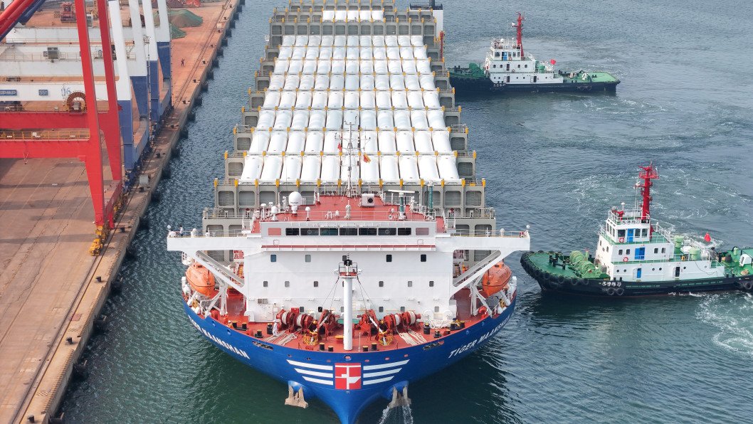 Russia Sends First Sanctioned LNG Shipment to China, Defying US Pressure
