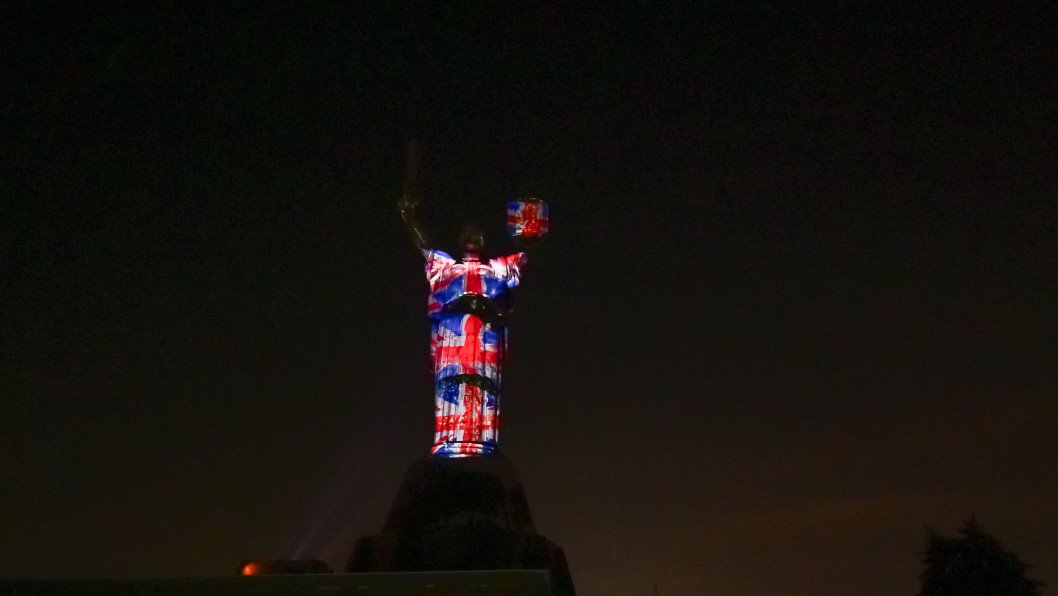 Kyiv’s Motherland Monument Lit in UK and Ukraine Colors to Mark 100-Year Partnership
