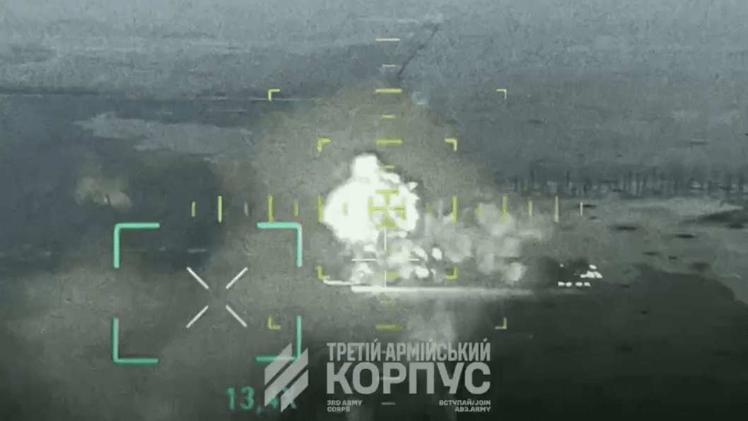 Ucrania frena un gran asalto ruso en siete direcciones y destruye una columna blindada