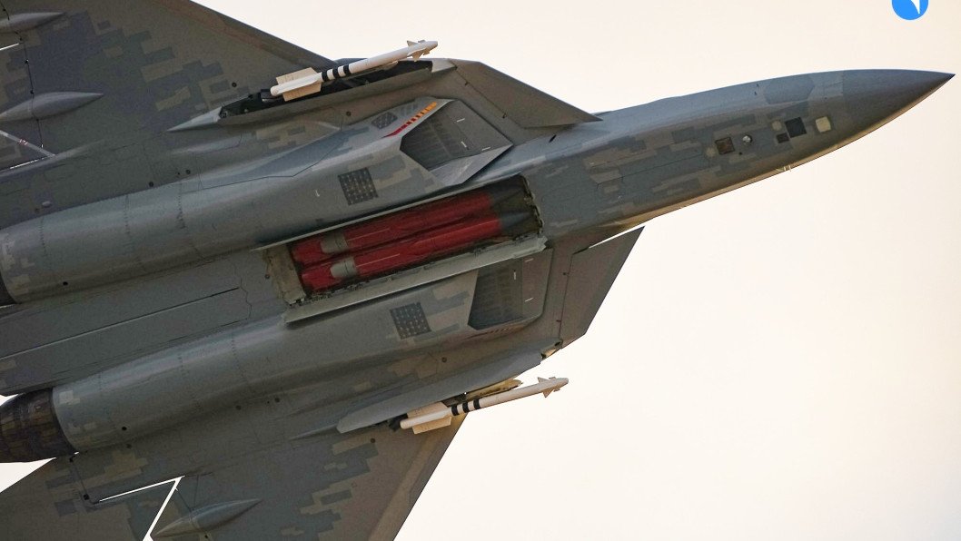 Moscú presenta el Su-57 con misiles antirradar, pero los analistas dudan de su estatus de quinta generación