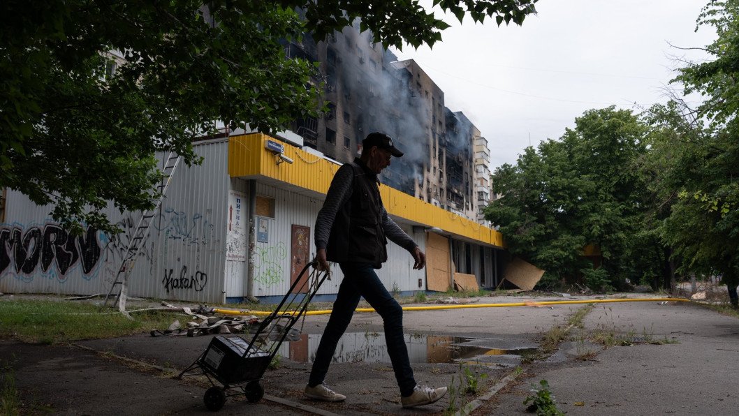 Russian Attack on Kherson Kills Two as Apartment Block Fire Destroys 36 Homes