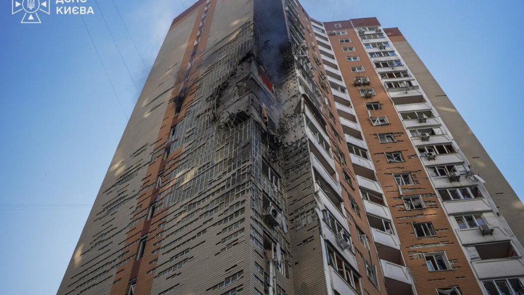Russian Drone Hits Kyiv High-Rise in the Morning, Injures Six Including Pregnant Woman