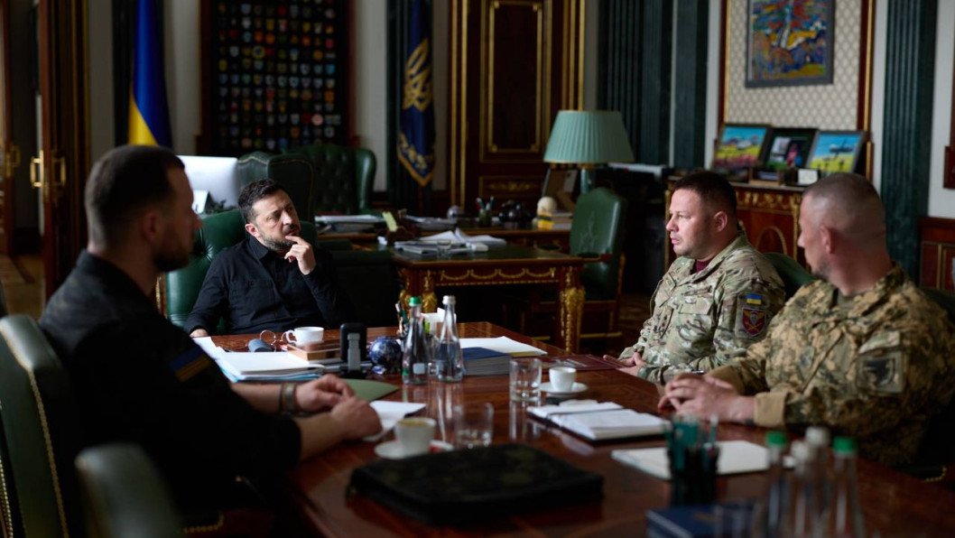 Zelenskyy Meets Senior Commanders as General Staff Denies Syrskyi Removal Reports