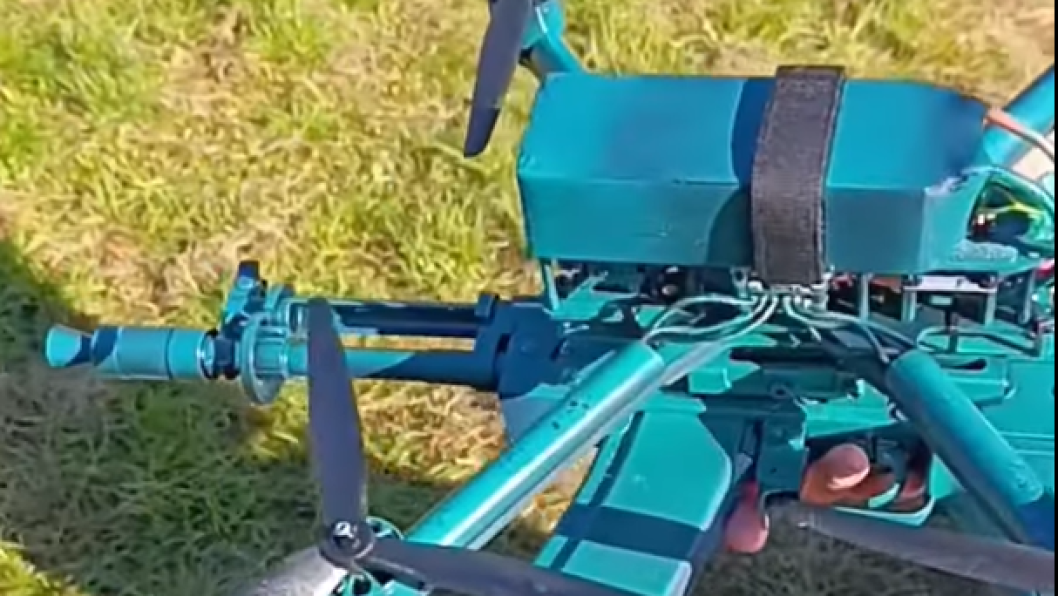Rusia equipa un dron FPV con un Kalashnikov y afirma que puede asaltar posiciones y derribar aeronaves