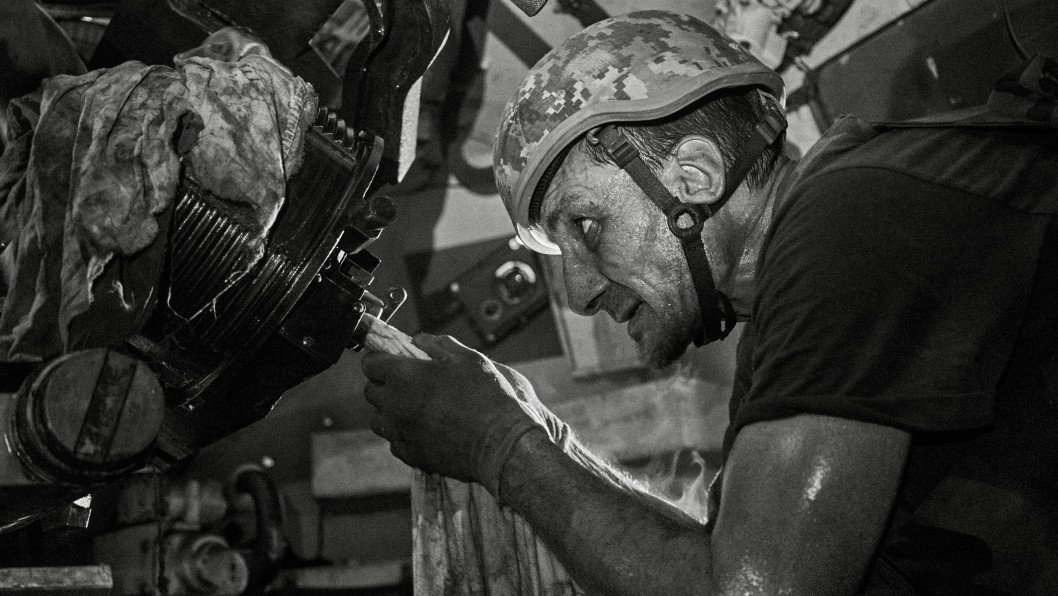 American Firepower Vs Russian Positions: Hunted by Drones, Ukrainian Artillery Crew Make Each Shell Count