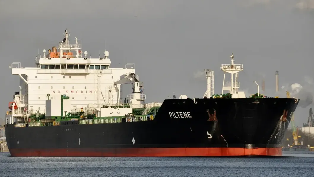 Petroleros sancionados y transferencias en alta mar: el riesgo ambiental de la flota fantasma rusa