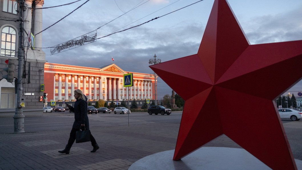 Russian Elites Contemplate Exit Strategies Over Economic Strain and War Escalation