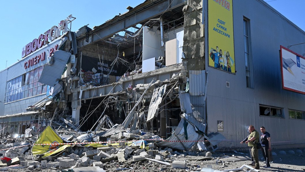 Un ataque con drones rusos contra un centro comercial en Kharkiv deja un muerto y cuatro heridos