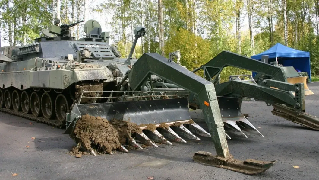 How Finland’s Leopard 2R Mine-Clearing Tanks Became a Breakthrough Asset for Ukraine’s Engineers