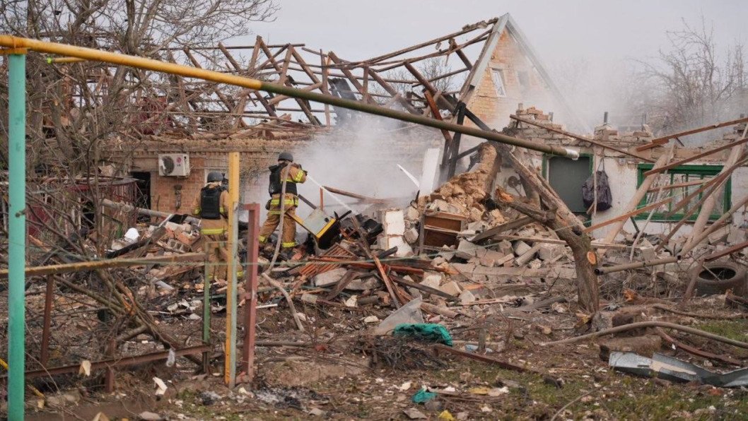 Casas destruidas y civiles heridos tras ataque ruso en Zaporizhzhia