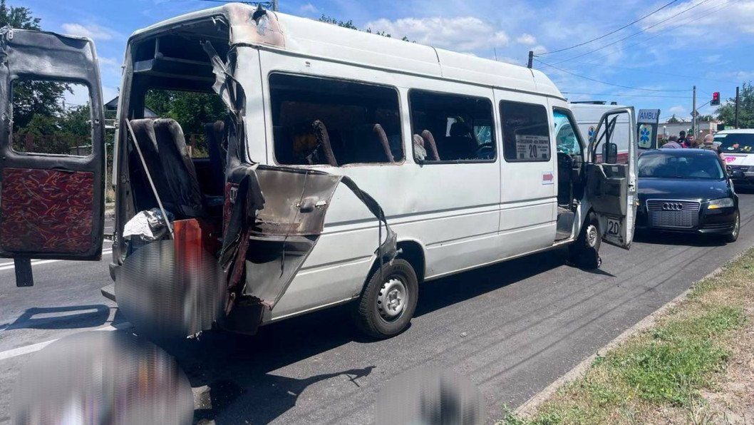 Russian FPV Drone Hits Passenger Minibus in Zaporizhzhia, Killing Three Civilians