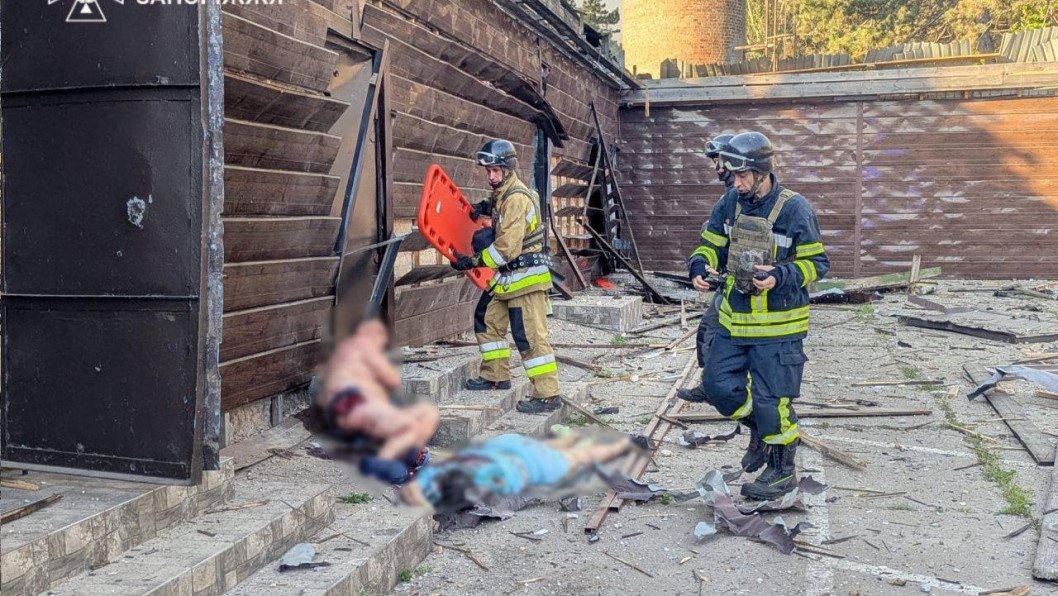 Un ataque aéreo ruso devasta un complejo turístico ucraniano, mata a dos personas y hiere a varios niños