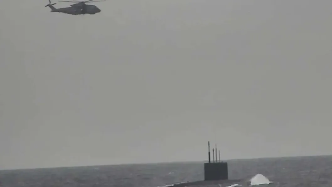 Rusia despliega su fuerza naval cerca del Reino Unido con la aparición de un submarino a plena luz del día