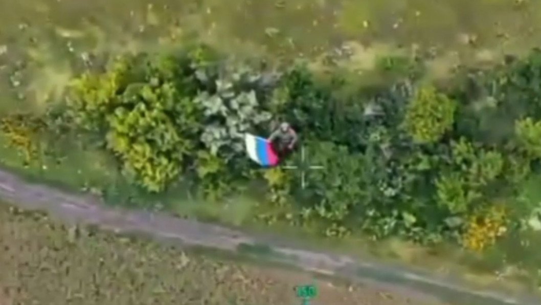 Russia’s “Proof” of Capturing Bilyi Kolodyaz Features a Six-Meter Soldier and Disappearing Flag