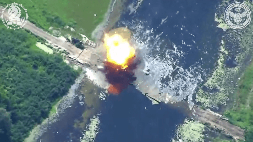 Ukrainian Forces Strike Russian Howitzer Convoy During River Crossing in Kursk, Video