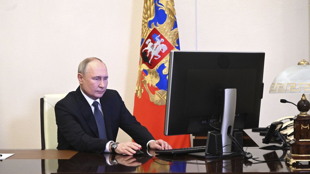 Russia’s Microsoft Office Killer Is Bleeding Hundred Millions and Shutting Down Key Offices