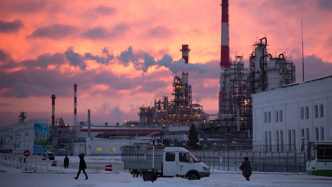 Ukraine Neutralizes 40% of Russia Primary Oil Refining Capacity Through Long Range Campaign
