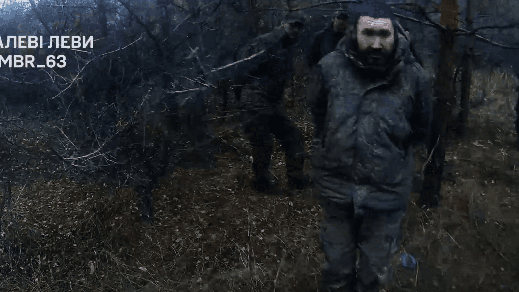 Voluntario estadounidense asalta posiciones rusas en los bosques de Ucrania y sale con cuatro prisioneros ante las cámaras