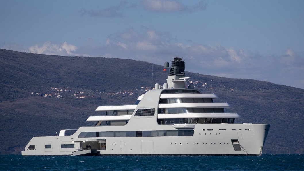 Sanctioned Russian Oligarch Abramovich Reportedly Evaded Millions in Taxes Through Yacht Rentals