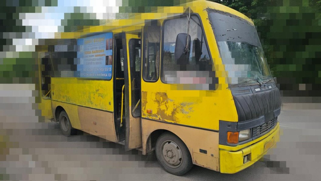 Russian Forces Hit Bus and Ambulance in Kherson Drone Attacks, Killing One, Injuring Six