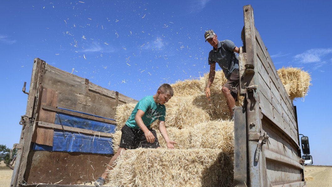 Russian Drone Operators Conduct “Safari” on Ukrainian Farmers, Intercepted Footage Shows