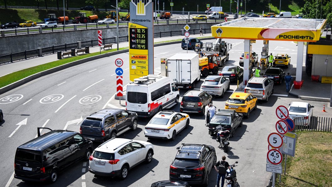 Password “Government”: Russian Gas Stations Prioritize Officials as Fuel Shortages Spread