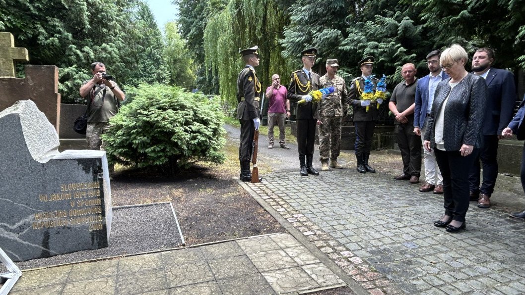 Slovenian President Honors Ukrainian Defenders