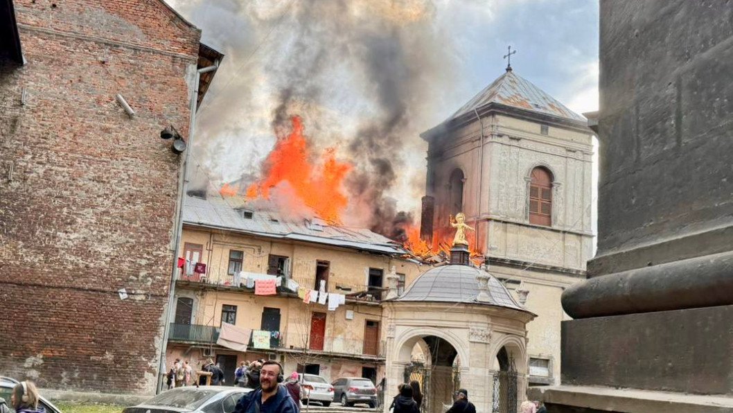 Impacto directo en el centro de Lviv (Leópolis): dron ruso desata incendios en zonas residenciales