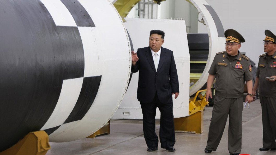 El nuevo misil balístico intercontinental Hwasong-20 de Kim Jong-un podría transportar múltiples ojivas con la ayuda de Rusia