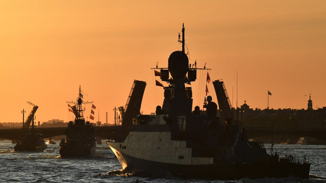 Russia Sends Warship to Shield Sanctioned Tankers in First-Ever Escort Through English Channel