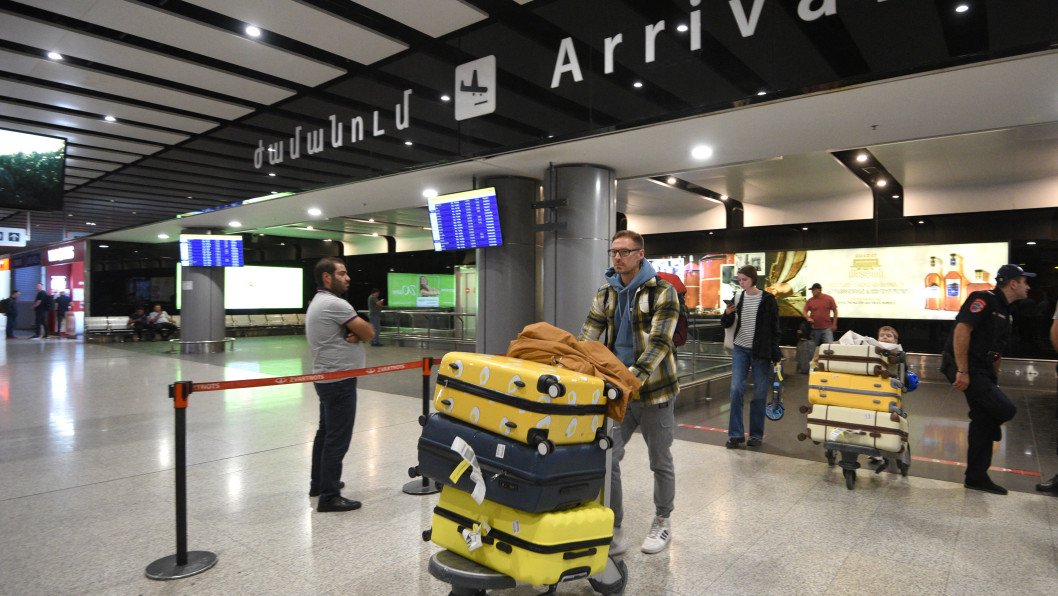 Surge in Russian Emigration Searches Reaches Highest Level Since Autumn 2022