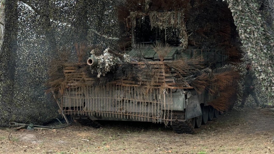 52 Drone Hits Fail to Destroy Ukrainian Leopard Tank During Daylong Assault